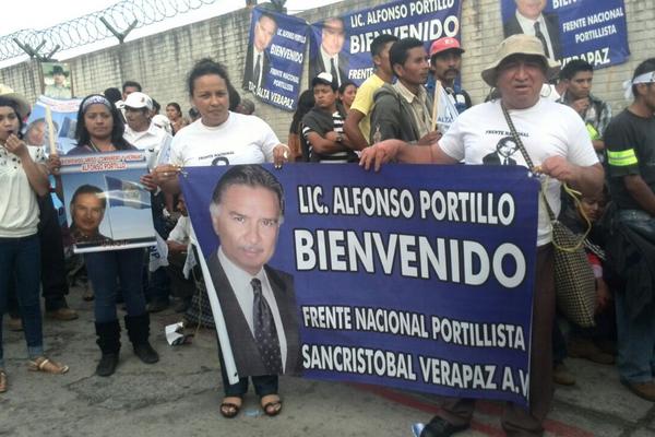 Simpatizantes del expresidente Alfonso Portillo lo esperan en el aeroupuerto La Aurora. (Foto Prensa Libre: Erick Avila)