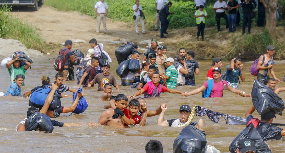 Migrantes han arriesgado su vida al cruzar el río Suchiate. (Foto Prensa Libre: AFP)