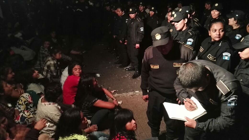 PNC hace el registro de los adolescentes en el Hogar Seguro Virgen de la Asunción. (Foto: Carlos Hernández)