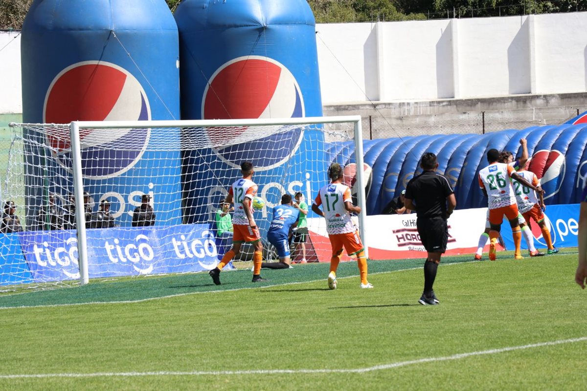 Luis Tatuaca no pudo evitar las anotaciones de Antigua GFC. (Foto Prensa Libre: Renato Melgar)