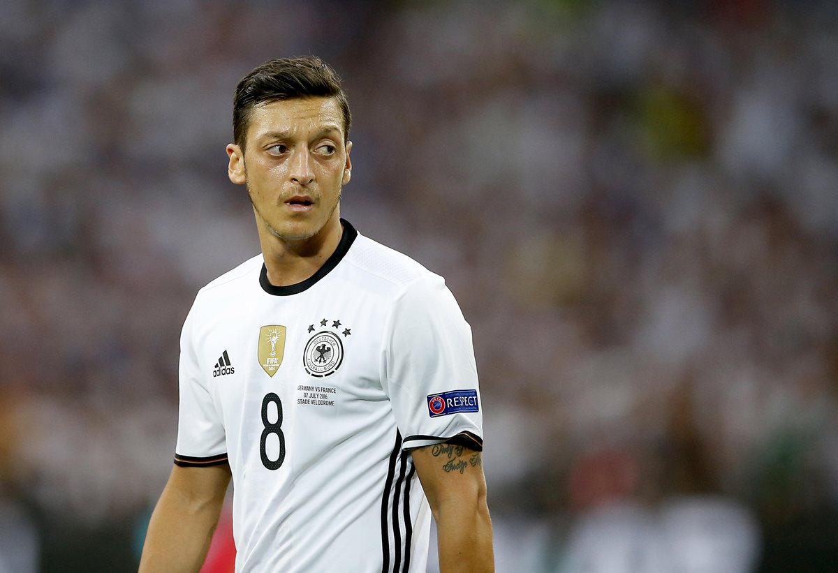 Mesut Ozil jugó con la Selección de Alemania el Mundial de Rusia 2018. (Foto Prensa Libre: EFE)