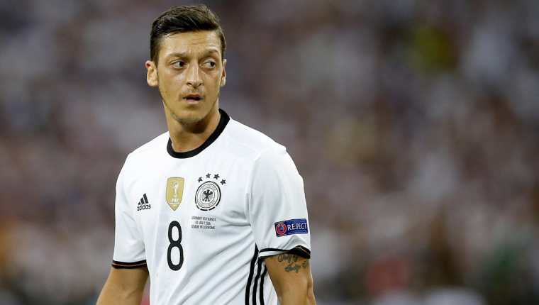 Mesut Ozil renuncia a la selección alemana por racismo