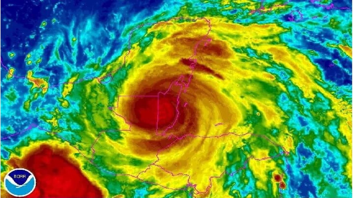Imagen satelital ubica al huracán Earl sobre las costas de Belice.