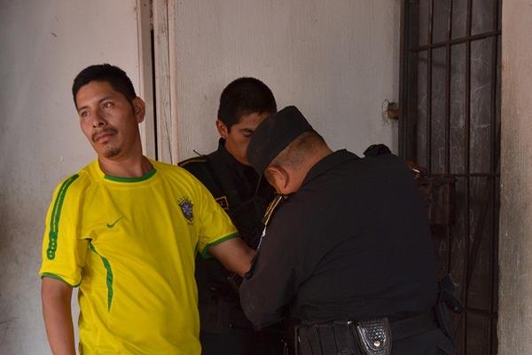 Aurelio López Tum, sindicado de violación, permanece la subestación de la Policía Nacional Civil, en Rabinal. (Foto Prensa Libre: Carlos Grave)