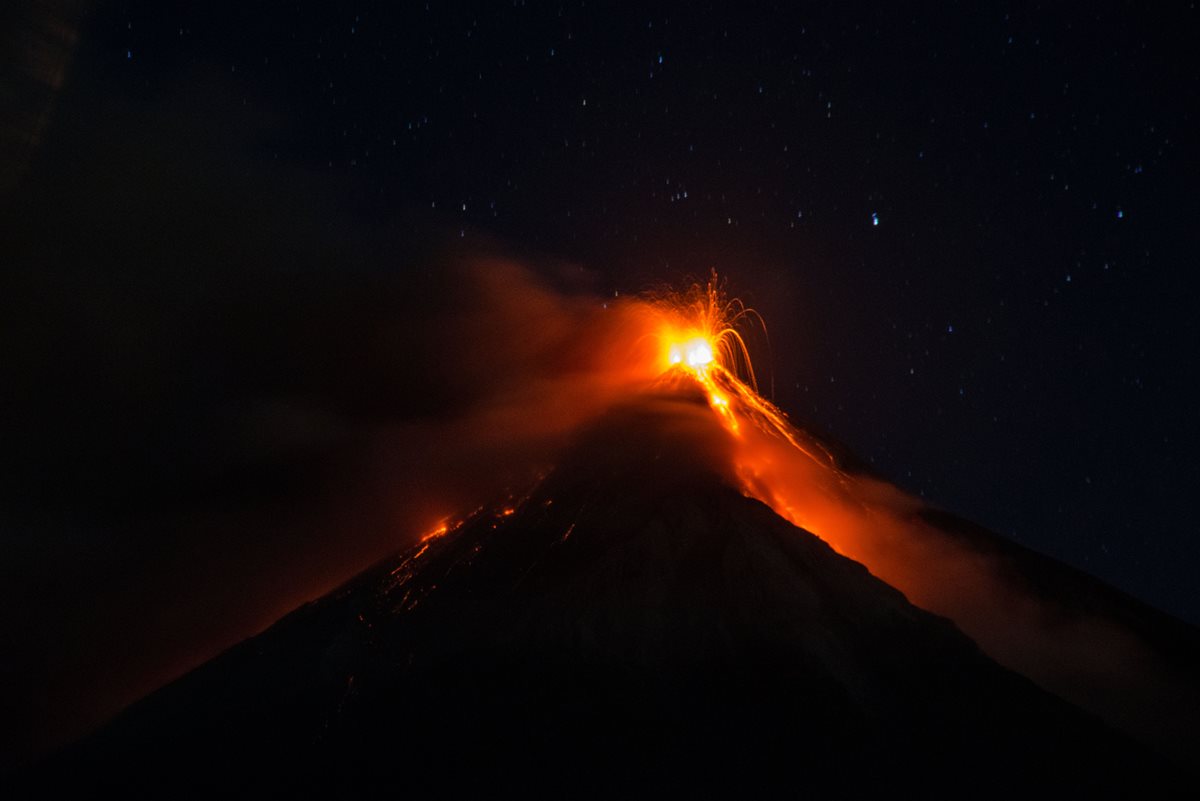 Así se aprecia la erupción del volcán de Fuego esta noche. (Foto: cortesía de Sofía Letona)