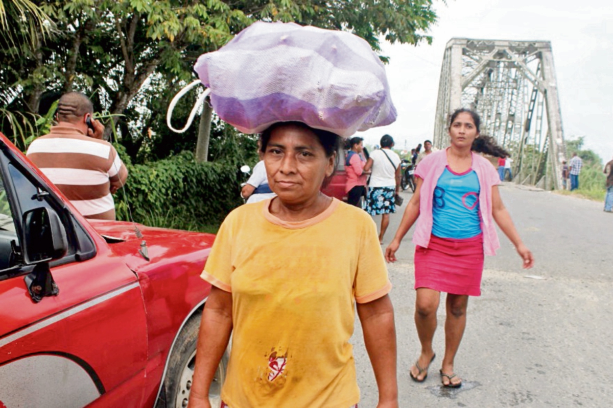 Pobladores de  Morales, Izabal, caminan a sus comunidades por falta de paso vehicular en el puente Oneida.