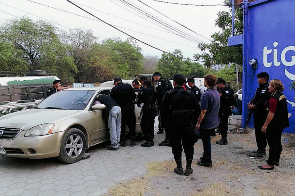 Elementos de la SGAIA inspeccionaron el vehículo, mas no encontraron ninguna droga. (Foto Prensa Libre: Hugo Oliva)