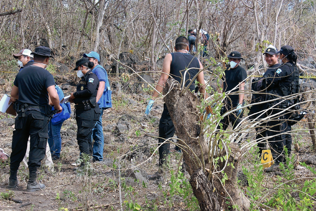 Vecinos de   la comunidad observan el lugar en donde fueron encontrados los dos cadáveres, en Quesada, Jutiapa. (Foto Prensa Libre: Óscar González)