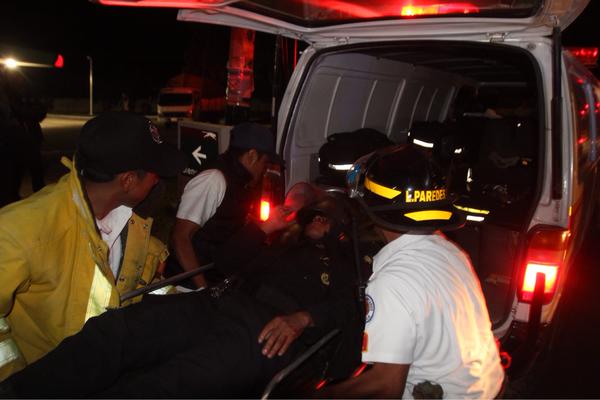 Bomberos Voluntarios atienden y trasladan a los agentes de PNC heridos en disturbios de alotenango. (Foto Prensa Libre: Miguel López)