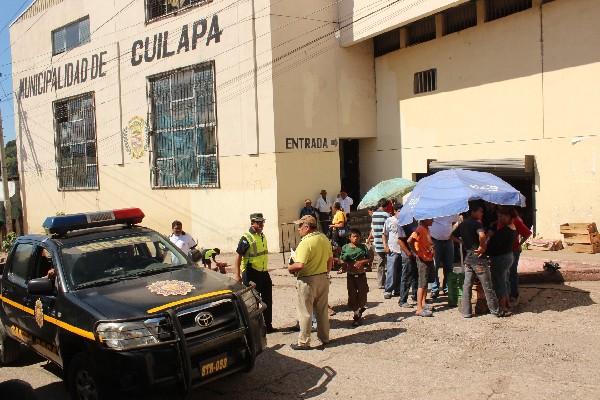 agente municipal,  durante el desalojo.