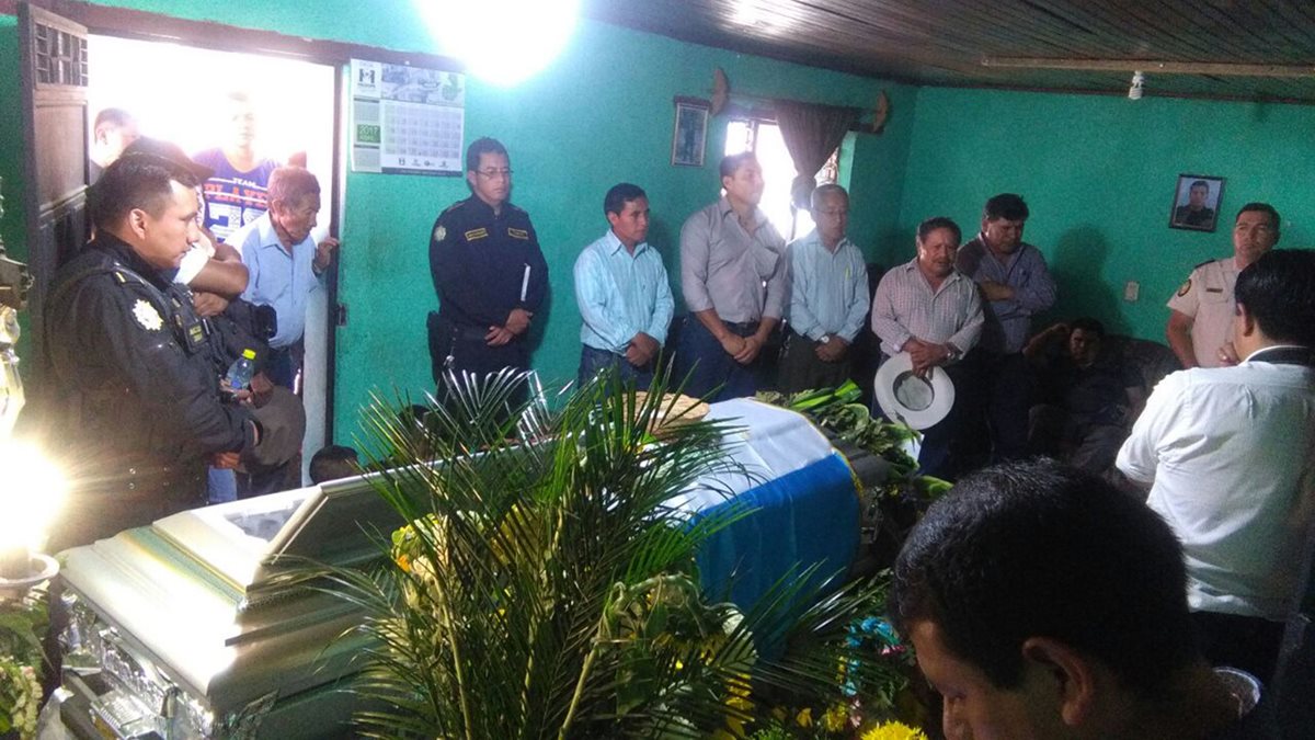 Los restos del agente Arnoldo Victoriano Lejá Peneleu fueron llevados a Sololá. (Foto Prensa Libre: Ángel Julajuj)