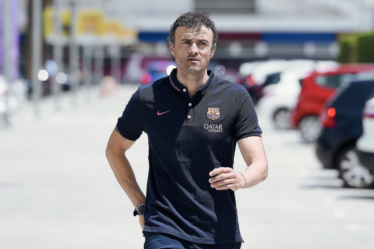 Luis Enrique camina rumbo al salón de conferencia en el Centro Deportivo del Barcelona. (Foto Prensa Libre: AFP)