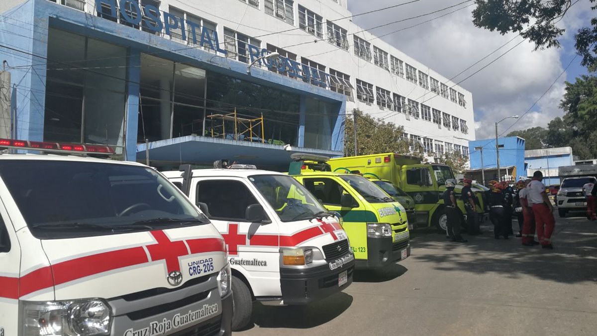 En el área de emergencia del Hospital Roosevelt quedaron los cadáveres de dos de las víctimas de la balacera. (Foto Prensa Libre: Estuardo Paredes)
