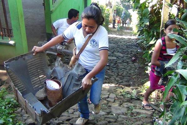 Personal de vectores fumiga viviendas en el caserío Nueva Esperanza, Colomba, Quetzaltenango, para evitar la propagación del Chikungunya. (Foto Prensa Libre: Édgar Octavio Girón).