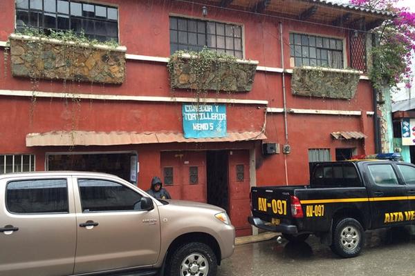 Autoridades allanaron la vivienda de María de Jesús Guay Morales, en San Pedro Carchá, Alta Verapaz. (Foto Prensa Libre: Eduardo Sam Chun)