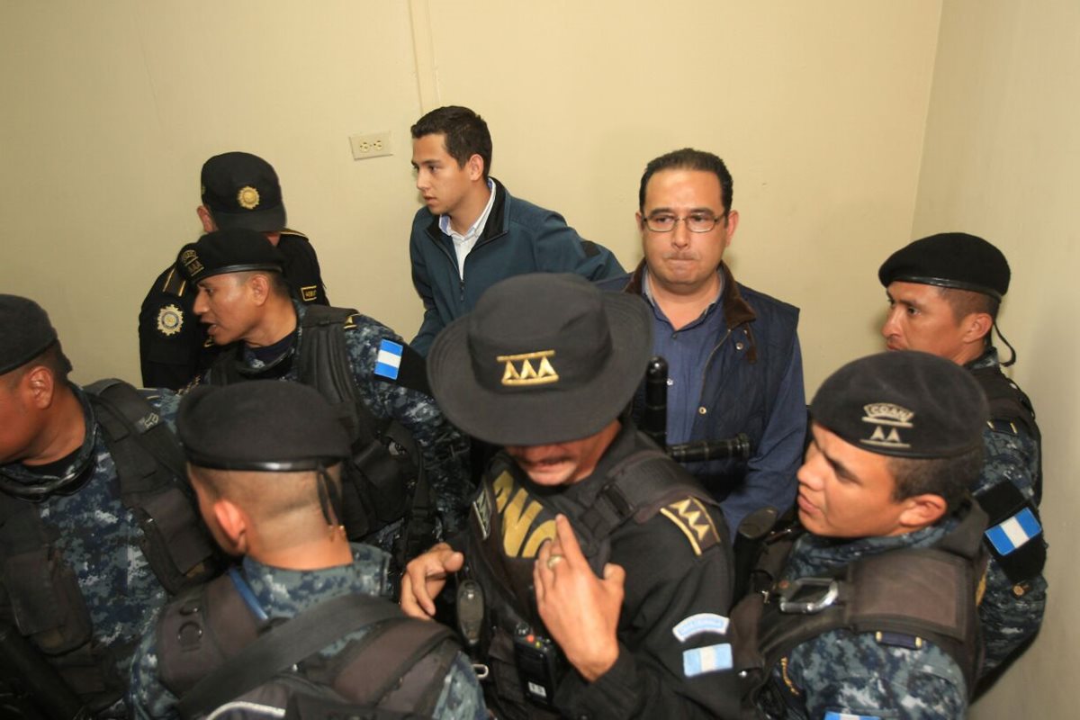 PNC custodia a los sindicados antes de trasladarlos a prisión. (Foto Prensa Libre: Esbin García)