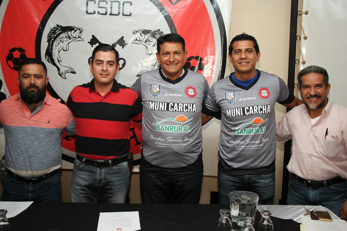 El deportivo Carchá presentó a su nuevo cuerpo técnico que se hará cargo del equipo durante toda la temporada. (Foto Prensa Libre: Eduardo Sam)