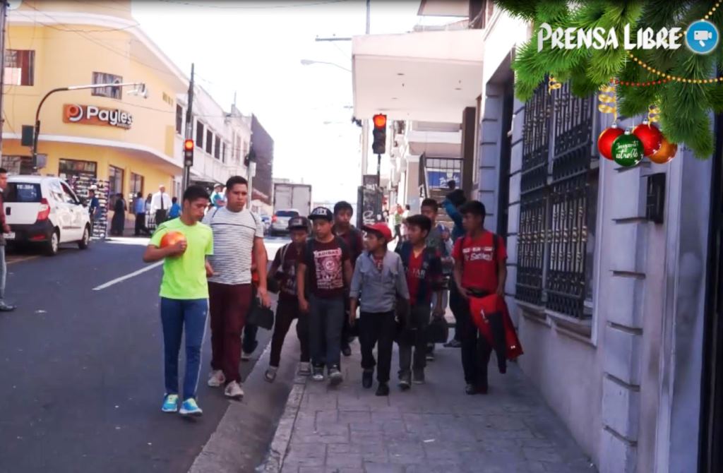 Reyes Muñoz y los niños caminan hacia la cancha donde jugaron papifutbol. (Foto Prensa Libre: Josué León)