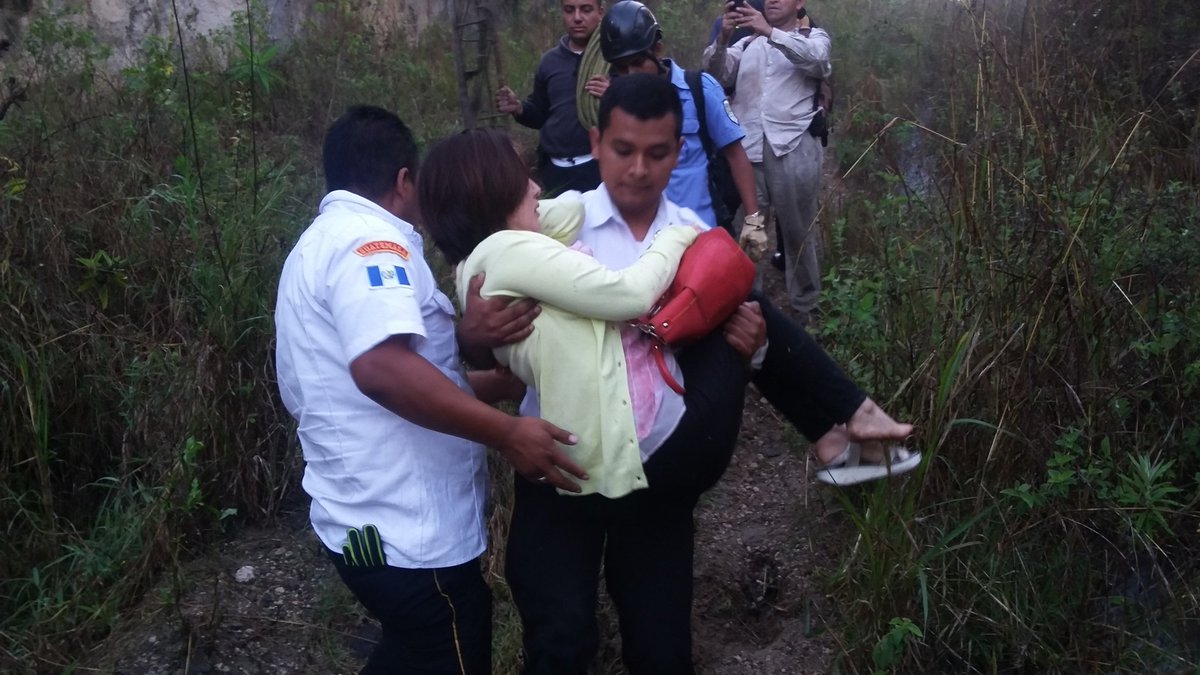 La mujer presentaba varios golpes. (Foto Prensa Libre: CBV)