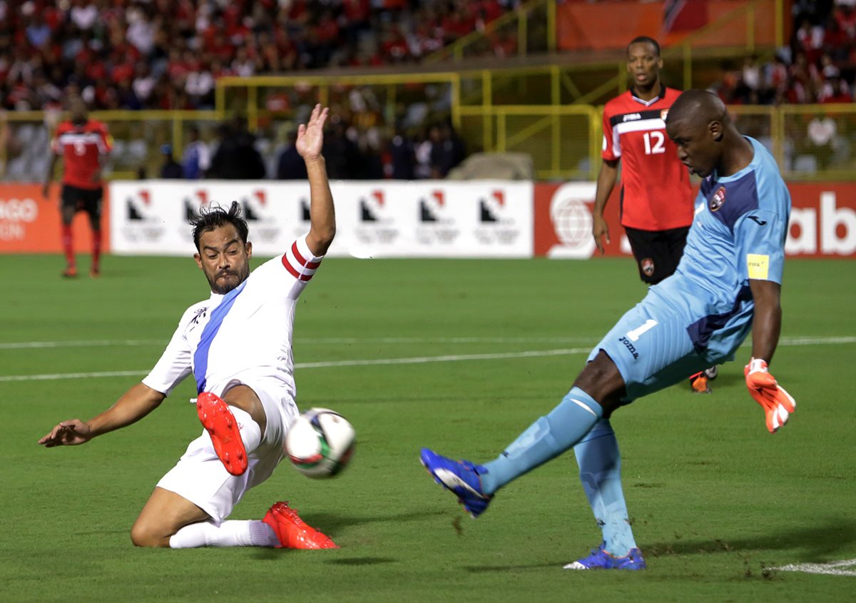 Carlos Ruiz respondió por la Selección Nacional pero no bastó para clasificar a la hexagonal final. (Foto Prensa Libre: EFE)