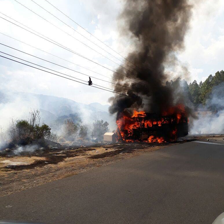 Autobús se incendia en el kilómetro 234 de la ruta Interamericana, San Carlos Sija, Quetzaltenango. (Foto Prensa Libre: Cortesía Astrid Corzantes)