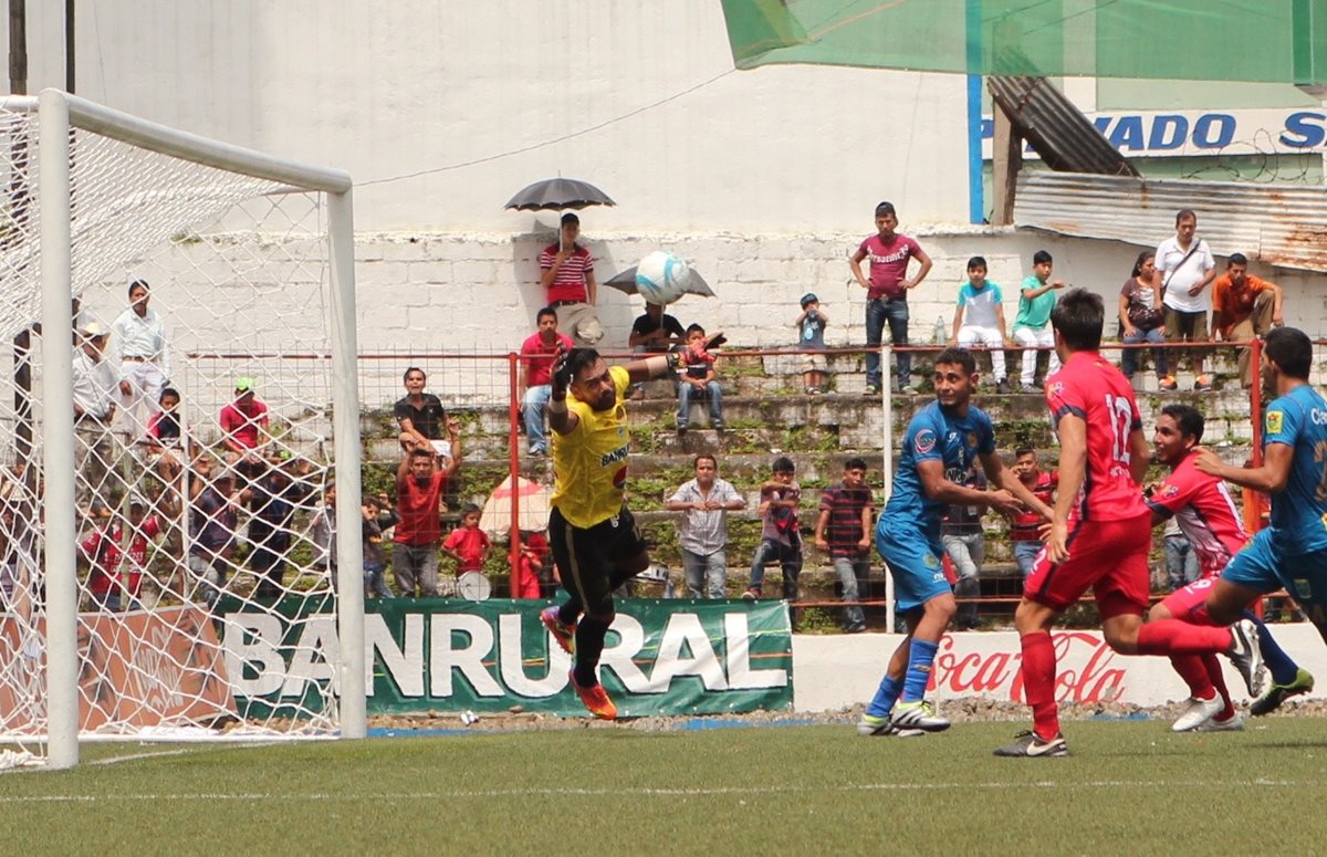 Paulo César Motta no puede hacer nada ante el certero cabezazo de Manuel Moreno. (Foto Prensa Libre: Aroldo Marroquín)