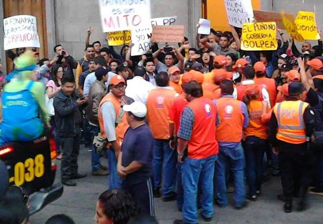 Jóvenes protestan contra la postulación de políticos a través del PP. (Foto: Prensa Libre)
