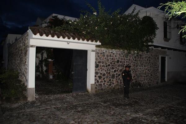 Fachada del inmueble que fue allanado este martes, en la aldea San Pedro Las Huertas, Sacatepéquez. (Foto Prensa Libre)<br _mce_bogus="1"/>