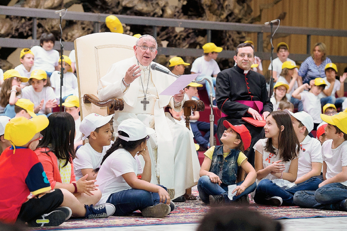El Papa  Francisco asistió a un acto con más de 7 mil niños en el Vaticano y se sometió a una serie de preguntas. (Foto Prensa Libre:AFP).
