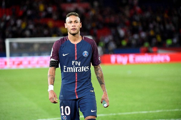 Neymar se ha lucido en los encuentros disputados con el PSG y ya es uno de los favoritos de la afición parisina. (Foto Prensa Libre: AFP)