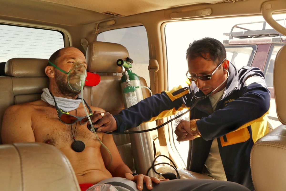 Juan Carlos Sagastume recibe asistencia médica, durante la travesía por el salar de Uyuni. (Foto Prensa Libre: Cortesía Juan Carlos Sagastume).