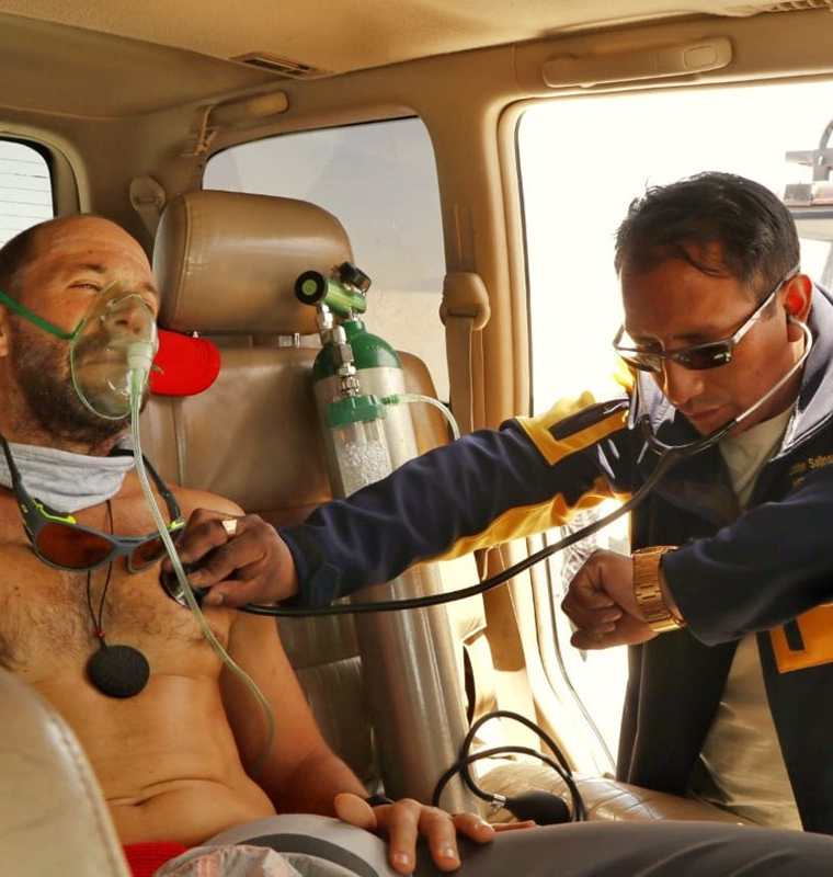 Juan Carlos Sagastume recibe asistencia médica, durante la travesía por el salar de Uyuni. (Foto Prensa Libre: Cortesía Juan Carlos Sagastume).