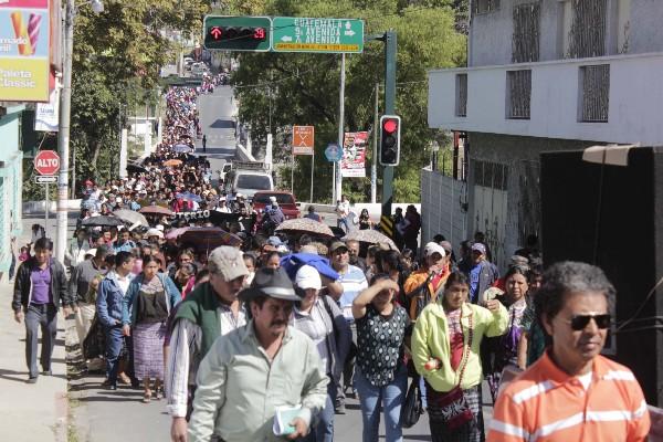 Profesores de los ocho municipios de Baja Verapaz participaron en manifestación.