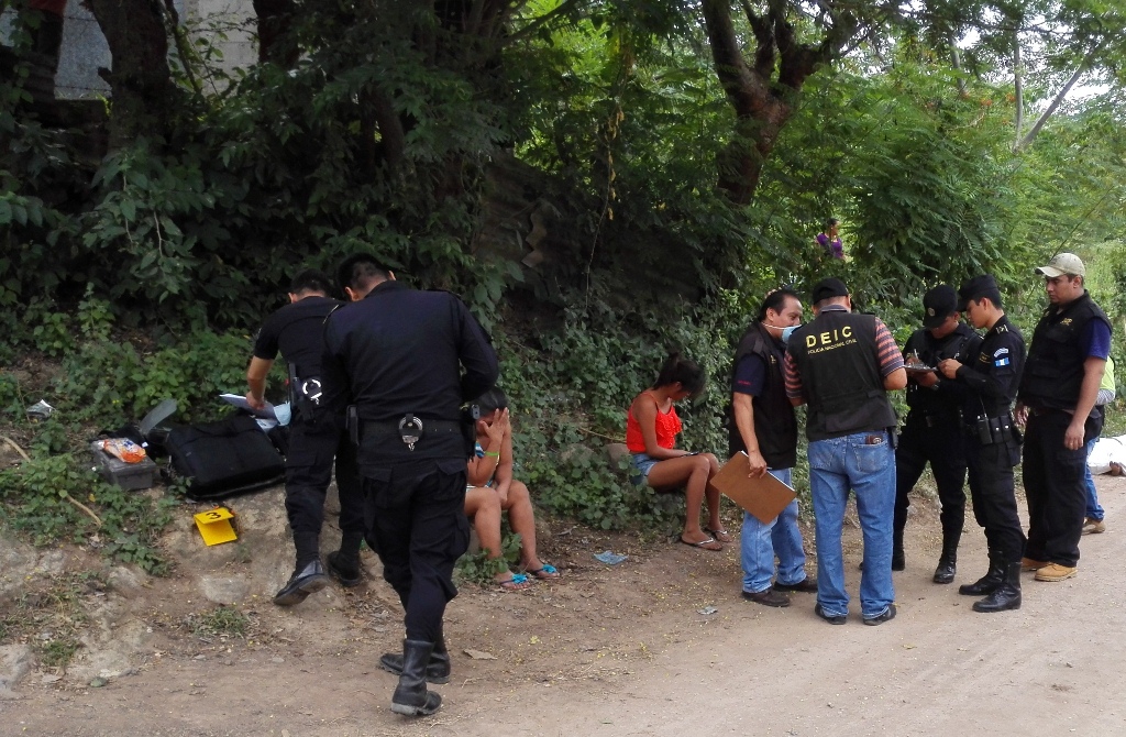 Investigadores inspeccionan el lugar donde apareció el cadáver de Nelly Ramos, en Gualán, Zacapa. (Foto Prensa Libre: Julio Vargas)