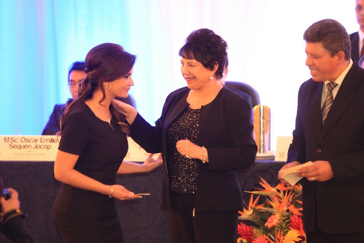 Stella Alonzo recibió sus credenciales como diputada.(Foto Prensa Libre: Esbin García)