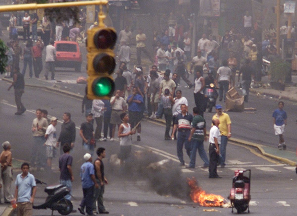 Protestas en contra del golpe de Estado en Venezuela el 13 de abril de 2002. (Foto: AP)