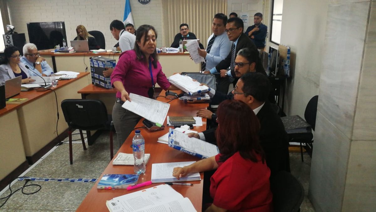 El fiscal mostró decenas de documentos que sustentan la acusación. (Foto Prensa Libre: Erick Ávila)