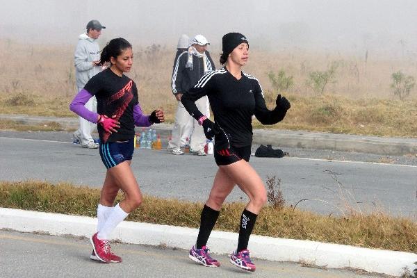 Mirna Ortiz y Mayra Herrera se entrenan. (Foto Prensa Libre: Carlos Ventura)