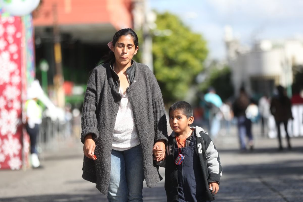 Eréndira Ortiz y su hijo luchan cada día para salir adelante. (Foto Prensa Libre: Érick Ávila).