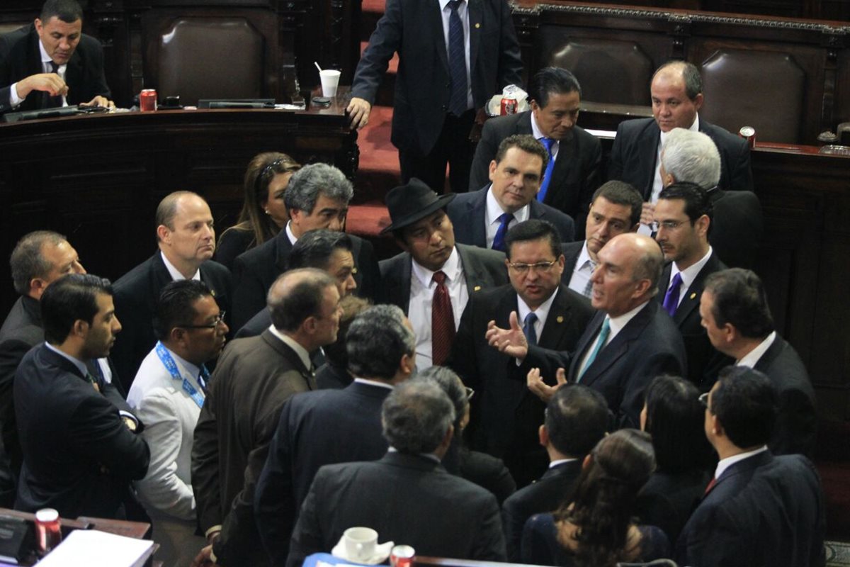 El presidente del Congreso Mario Taracena se reúne con los jefes de bloques al centro del hemiciclo. (Foto Prensa Libre: Esbin García)