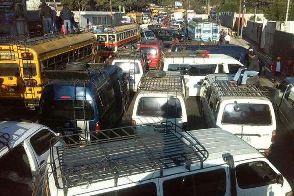 Pilotos bloquean con sus unidades el kilómetro 59 de la ruta Interamericana, en Chimaltenango. (Foto Prensa Libre: Víctor Chamalé) <br _mce_bogus="1"/>