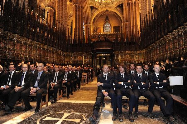 Los jugadores del Barcelona estuvieron presentes en la ceremonia religiosa en memoria de Tito Vilanova. (Foto Prensa Libre: AFP)