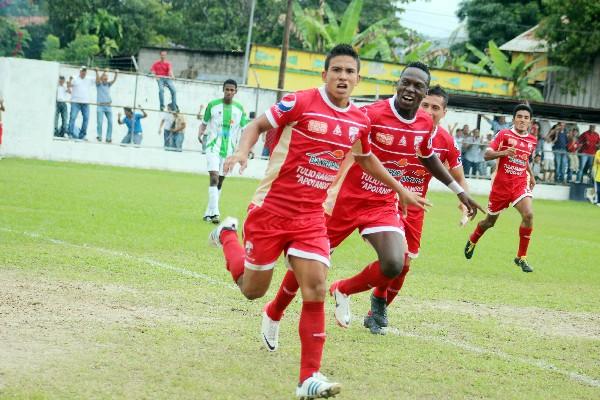 David Aroche (I)  celebra tras anotar uno de sus dos goles para Quiriguá contra  Antigua. (Foto Prensa Libre: Edwin Perdomo)