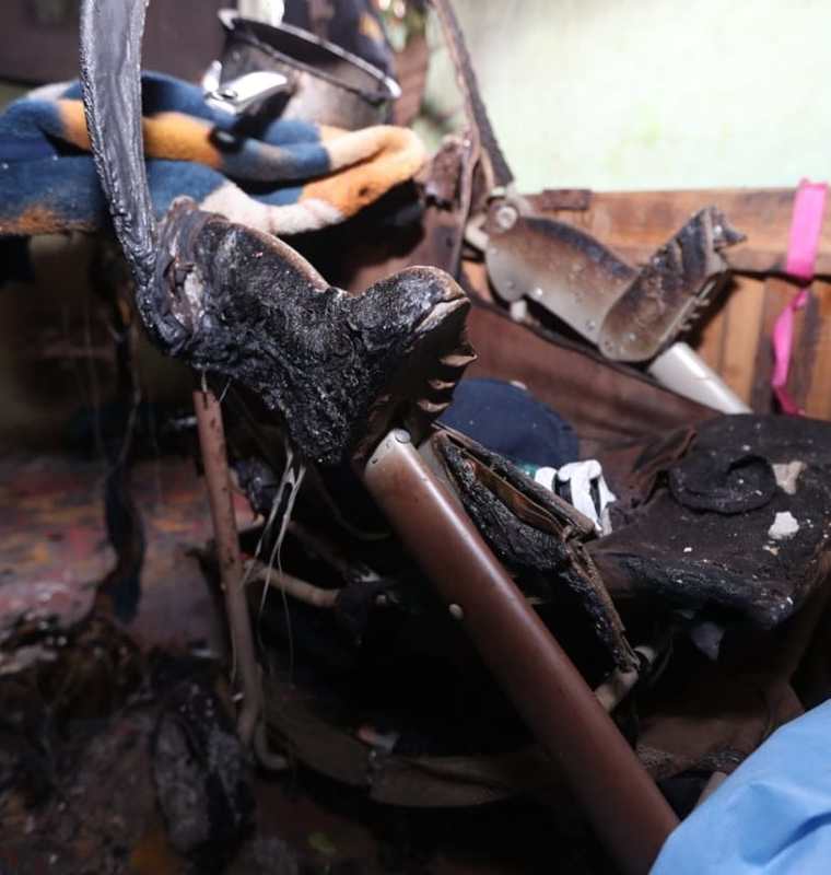 Un carruaje quedó destruido por el incendio registrado en el asentamiento 6 de Octubre, colonia la Verbena. (Foto Prensa Libre: Óscar Rivas)
