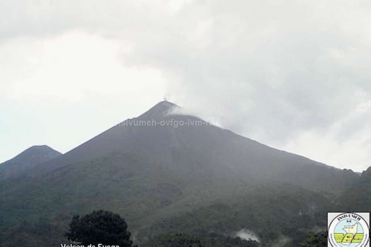 El Volcán de Fuego presenta actividad moderada y las autoridades mantienen monitoreo. (Foto Prensa Libre: Insivumeh)