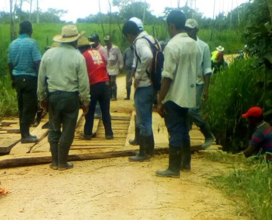 Pobladores de Roto Viejo se retiran del lugar luego de atar al supuesto ladrón. (Foto Prensa Libre: Rigoberto Escobar)