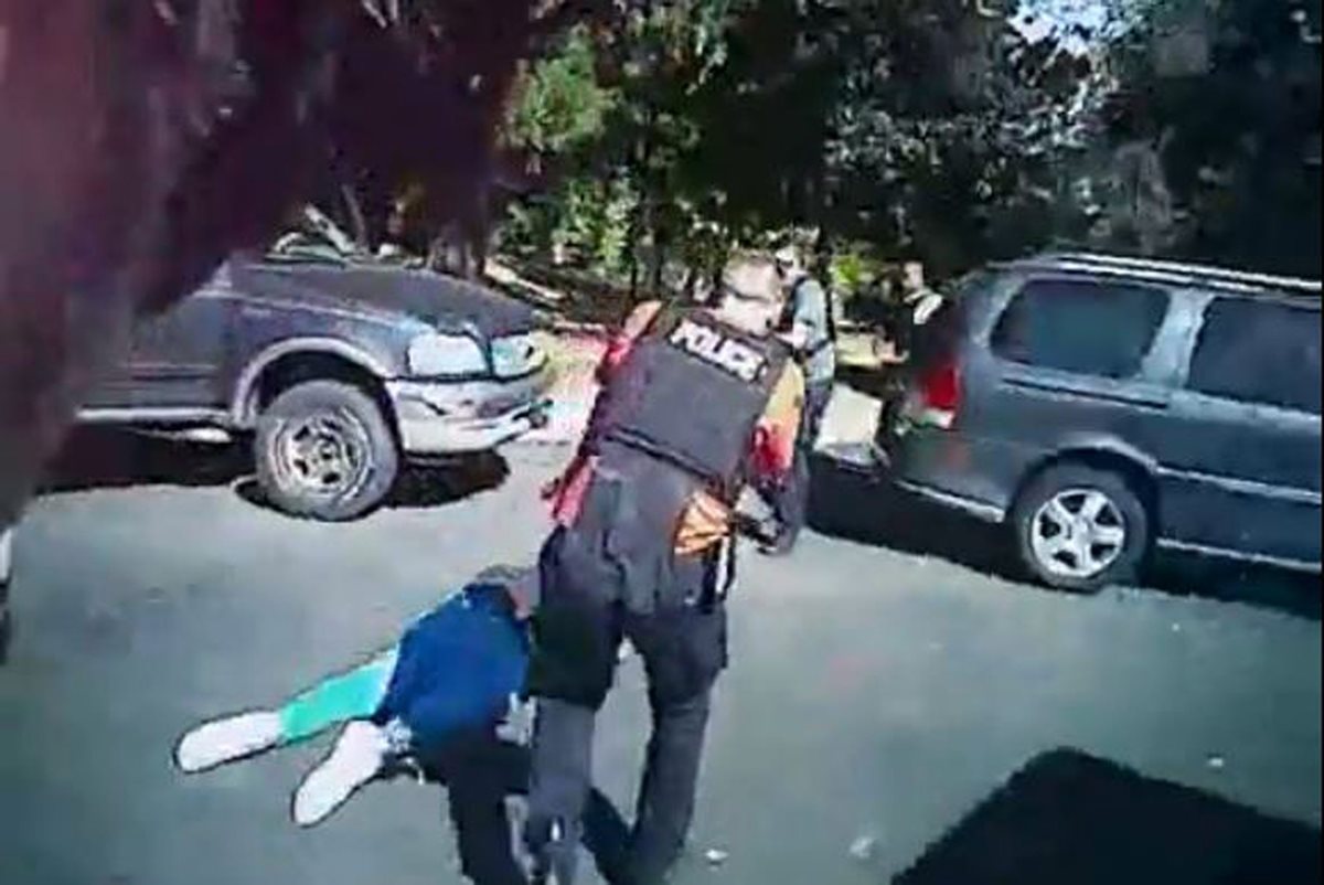 Captura del video que fue difundido por la Policía, grabado con las cámaras que portaban los agentes. (Foto Prensa Libre: AP).