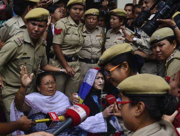 Irom Sharmila(d), activista india finalizó 16 años de huelga de hambre en Manipur. (Foto Prensa Libre: AFP)