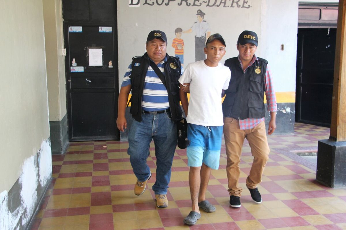 Walter Noel González Valdez, quien es sindicado de haber disparado contra el hijo del periodista Edwin Paxtor, es trasladado a la comisaría.(Foto Prensa Libre: Mario Morales)