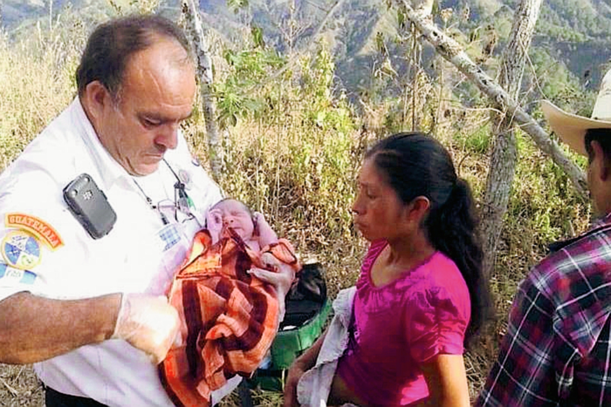 Bomberos voluntarios de la 23 compañía atendieron el parto en la aldea Alballeritos, Zacapa. (Foto Prensa Libre: CVB)
